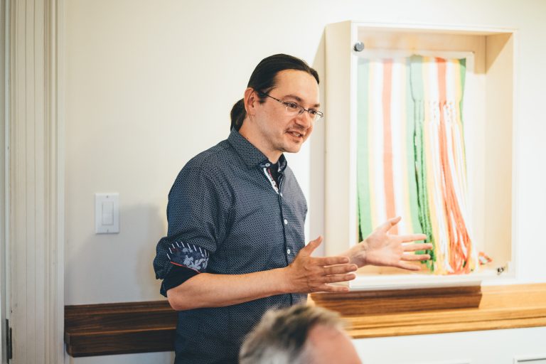 Un homme prend la parole lors d’un événement Imagine a Canada.