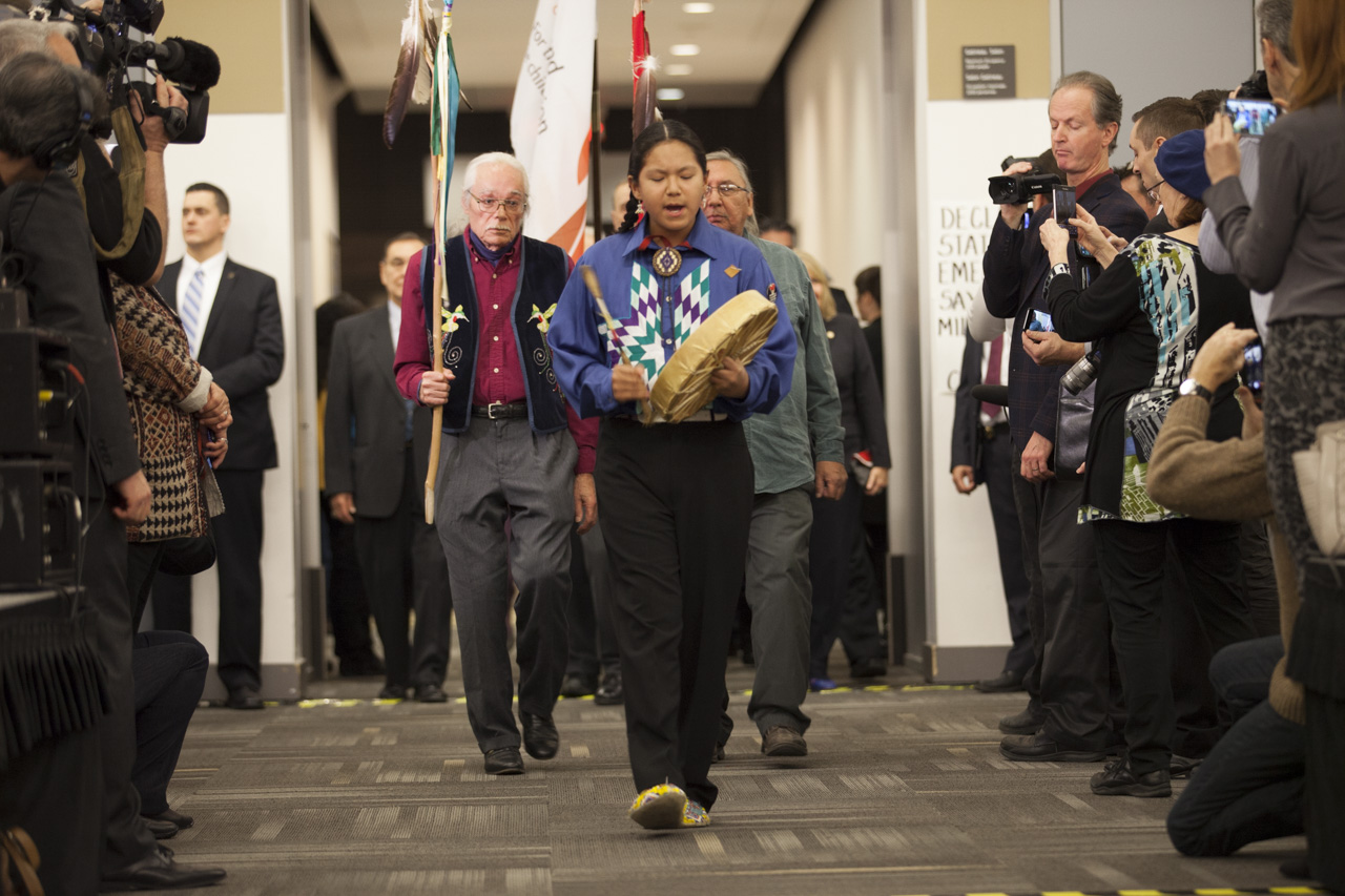 Groupe de personnes entrant dans la cérémonie de clôture de la CVR du Canada.