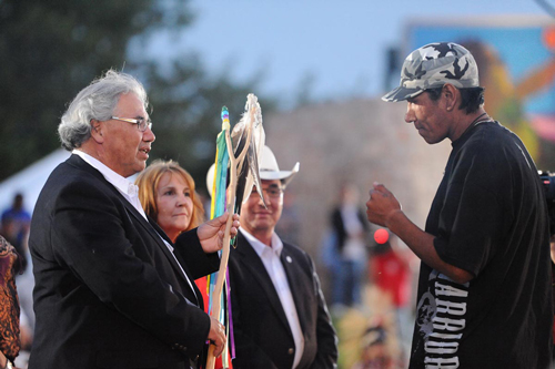 Le juge Murray Sinclair s’entretient avec un Autochtone sous des regards attentifs.