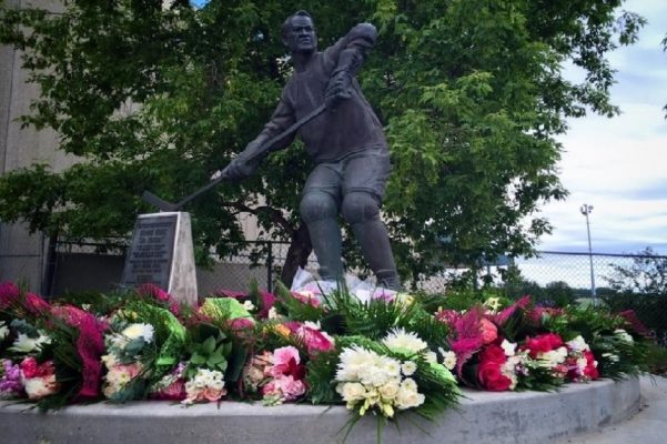 Gordie statue outside SaskTel Place in Saskatoon.