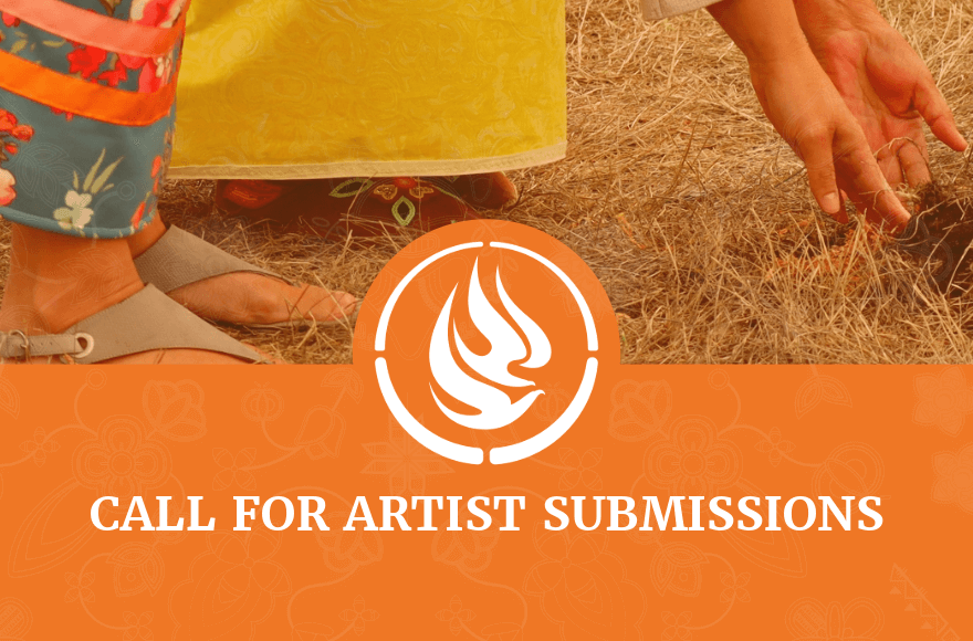 2 femmes portant des robes ruban, debout dans de l’herbe sèche courte